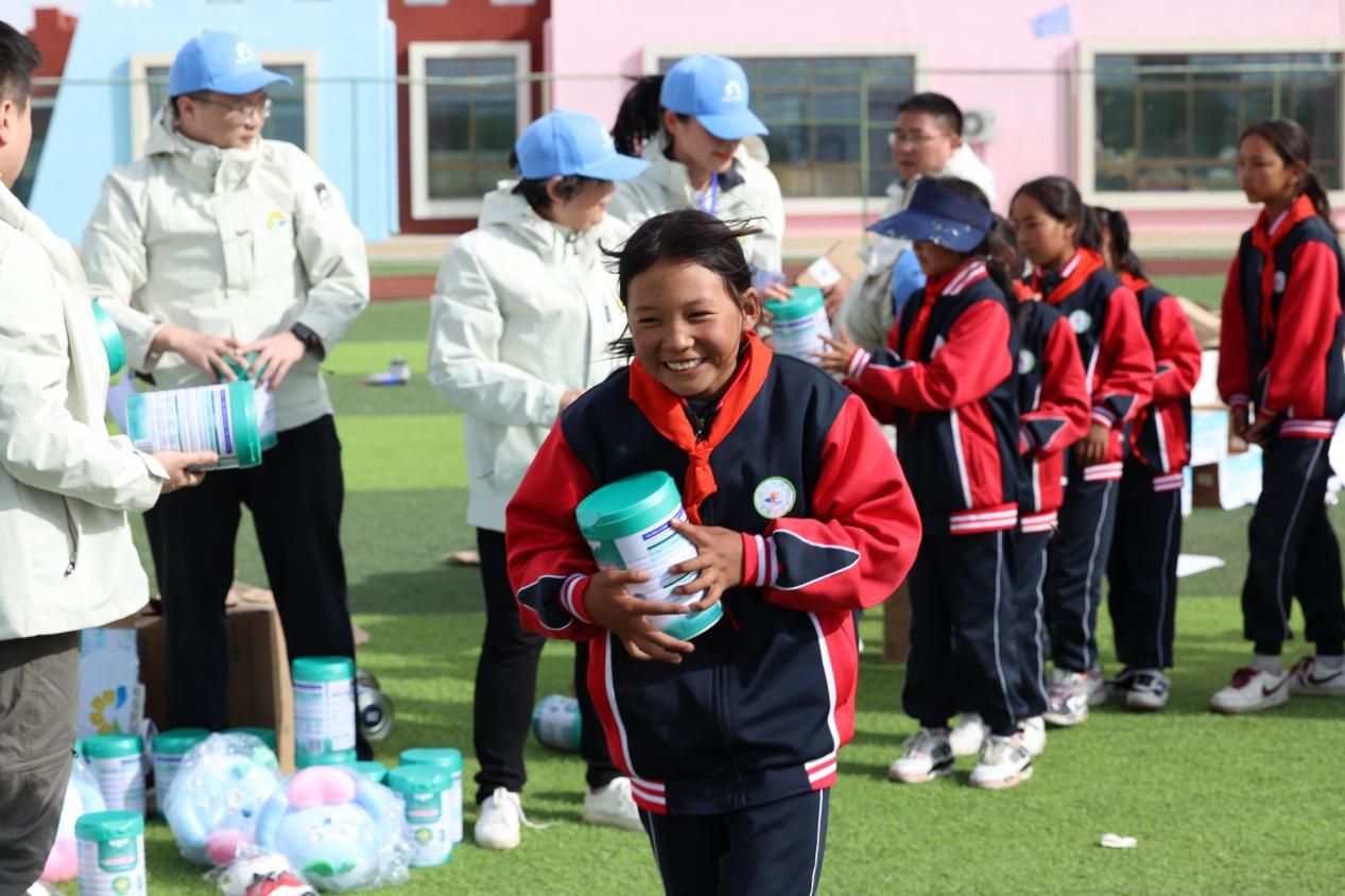 7-阿里地区昆莎乡小学公益活动现场